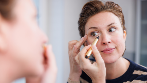 Dieser praktische Trick verhindert das Absetzen des Concealers in den Augenfalten