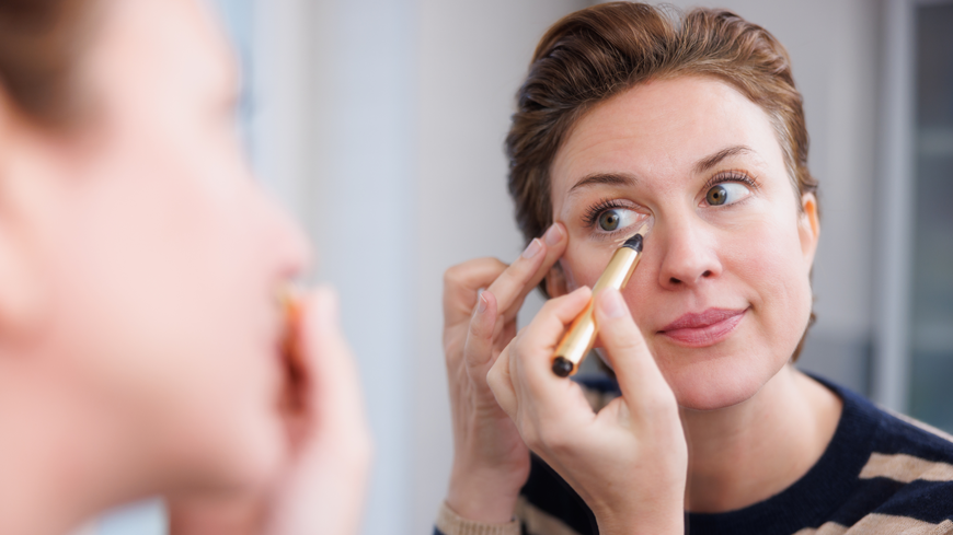 Dieser praktische Trick verhindert das Absetzen des Concealers in den Augenfalten