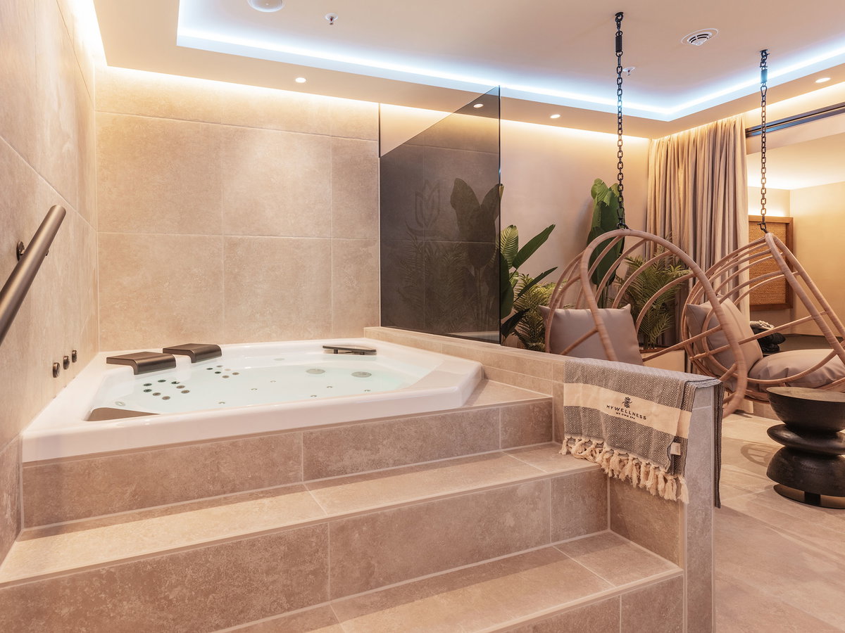 Private Wellness-Suite mit Whirlpool und Hängesesseln.