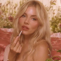 Sienna Miller ist das Kampagnengesicht für Charlotte Tilbury – und setzt ein Statement mit 44