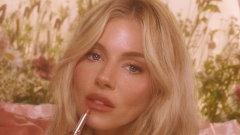 Sienna Miller ist das Kampagnengesicht für Charlotte Tilbury – und setzt ein Statement mit 44