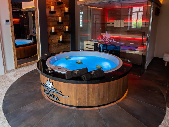 Whirlpool und Sauna in der Spa Villa in einer Suite.