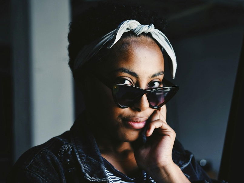 Eine Frau mit Sonnenbrille