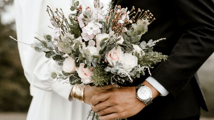 Geschenke zum Hochzeitstag: Das passt zur Papier- oder zur Himmelshochzeit