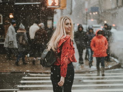 Eine Frau läuft auf den Straßen New Yorks