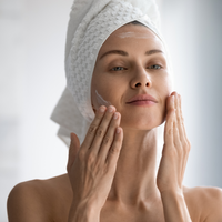 Niacinamid, Hyaluronsäure, Retinol: Was die Inhaltsstoffe auf dem Etikett wirklich bedeuten