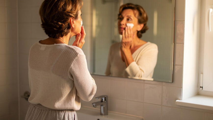 Hyaluron oder Retinol: Was hilft besser gegen Falten ab 50?