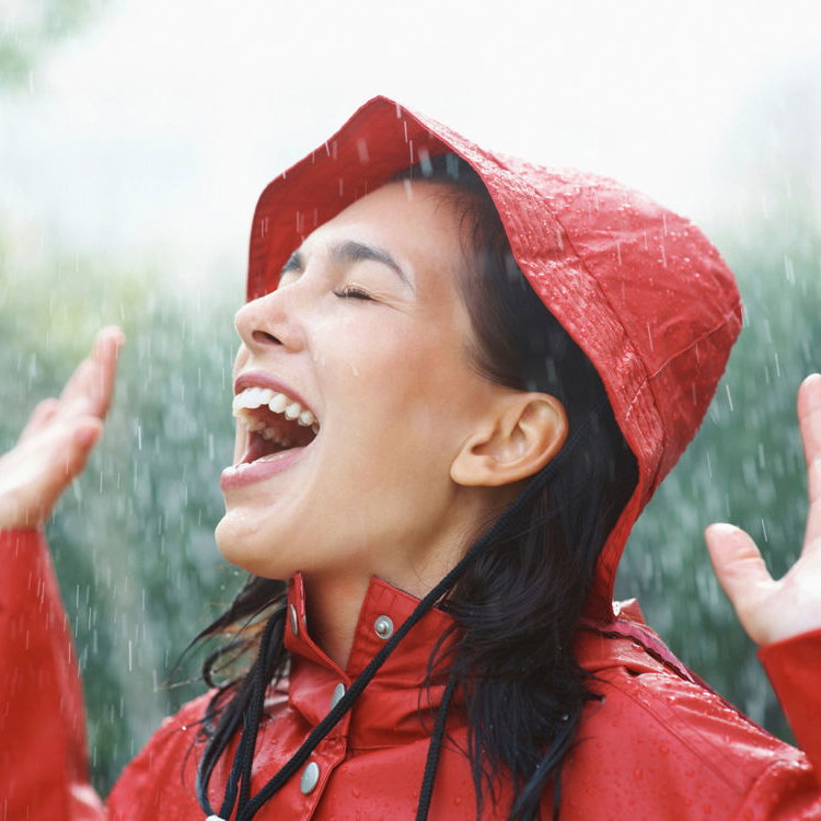 Frau im Regen