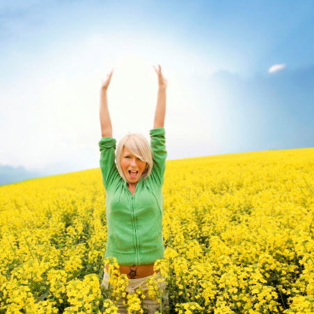 Frau im Blumenfeld