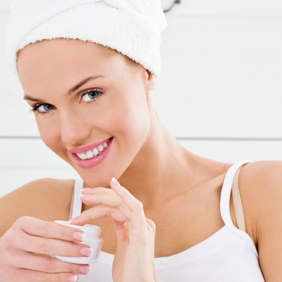 junge Frau mit Creme