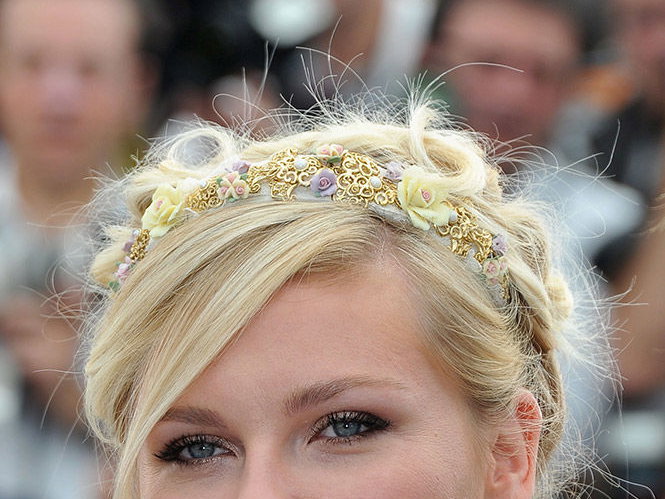 Kirsten Dunst mit einer Hochsteckfrisur