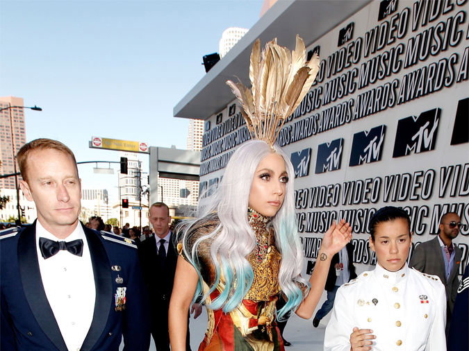 Lady Gaga mit goldglänzenden Federn