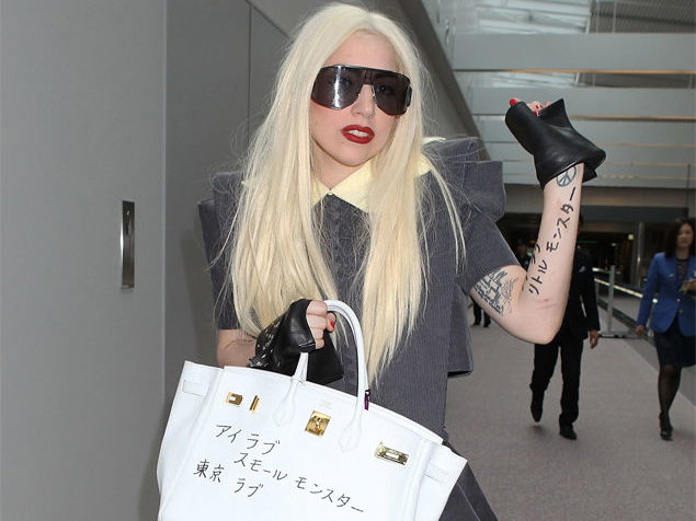 Lady Gaga mit japanischen Schriftzeichen