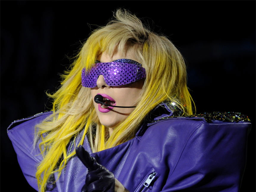Lady Gaga in lila Lederjacke