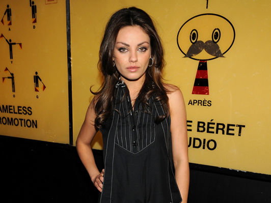 Mila Kunis, schwarzer Jumpsuit