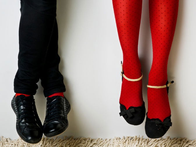 Schwarze Hose, rote Strümpfe