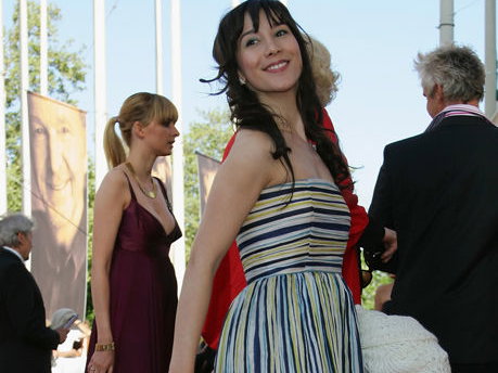 Sibel Kekilli, buntes Kleid