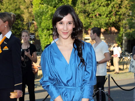 Sibel Kekilli, blaues Kleid