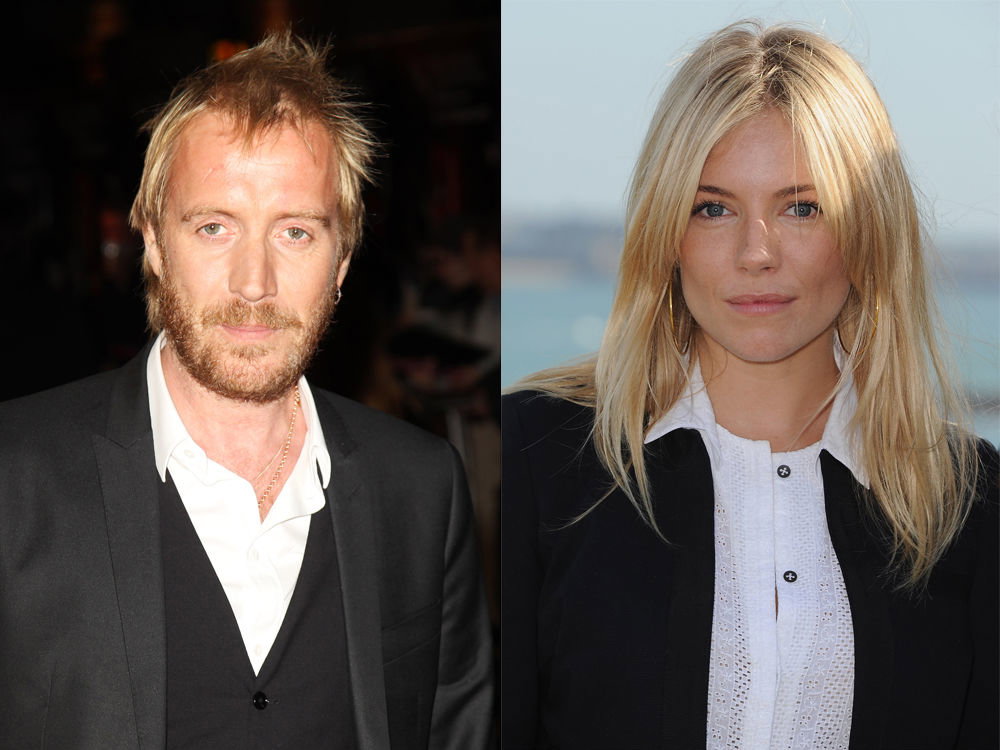 Rhys Ifans und Sienna Miller