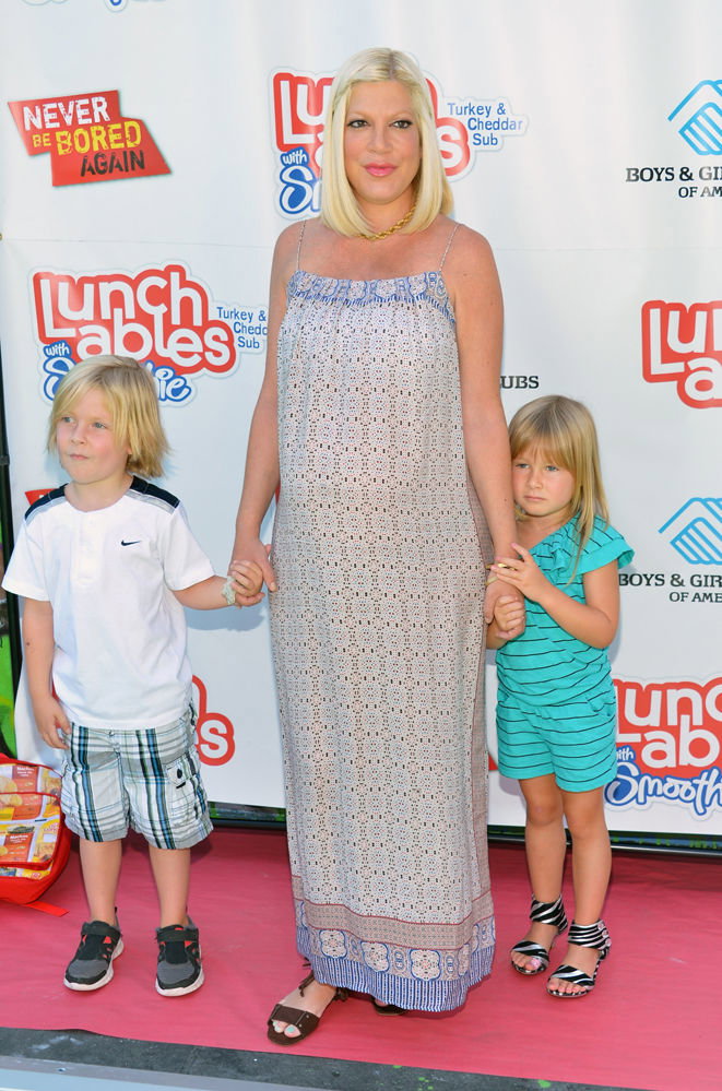 Tori Spelling mit zwei ihrer drei Kinder