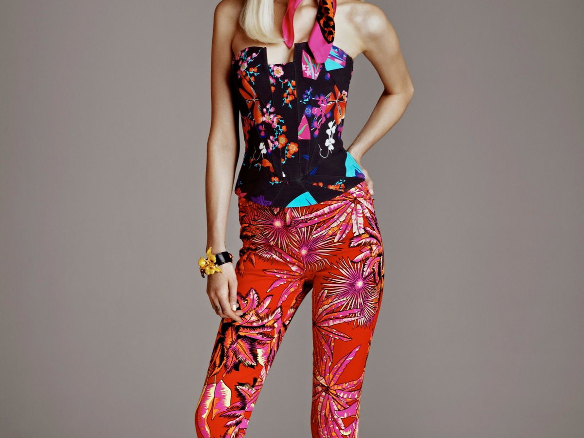 rote Hose, schwarzes Top