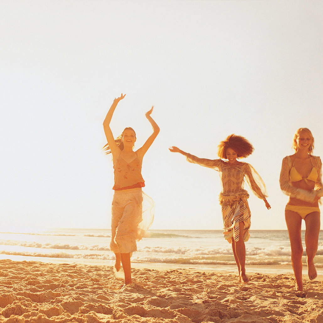 Drei junge Frauen glücklich am Strand