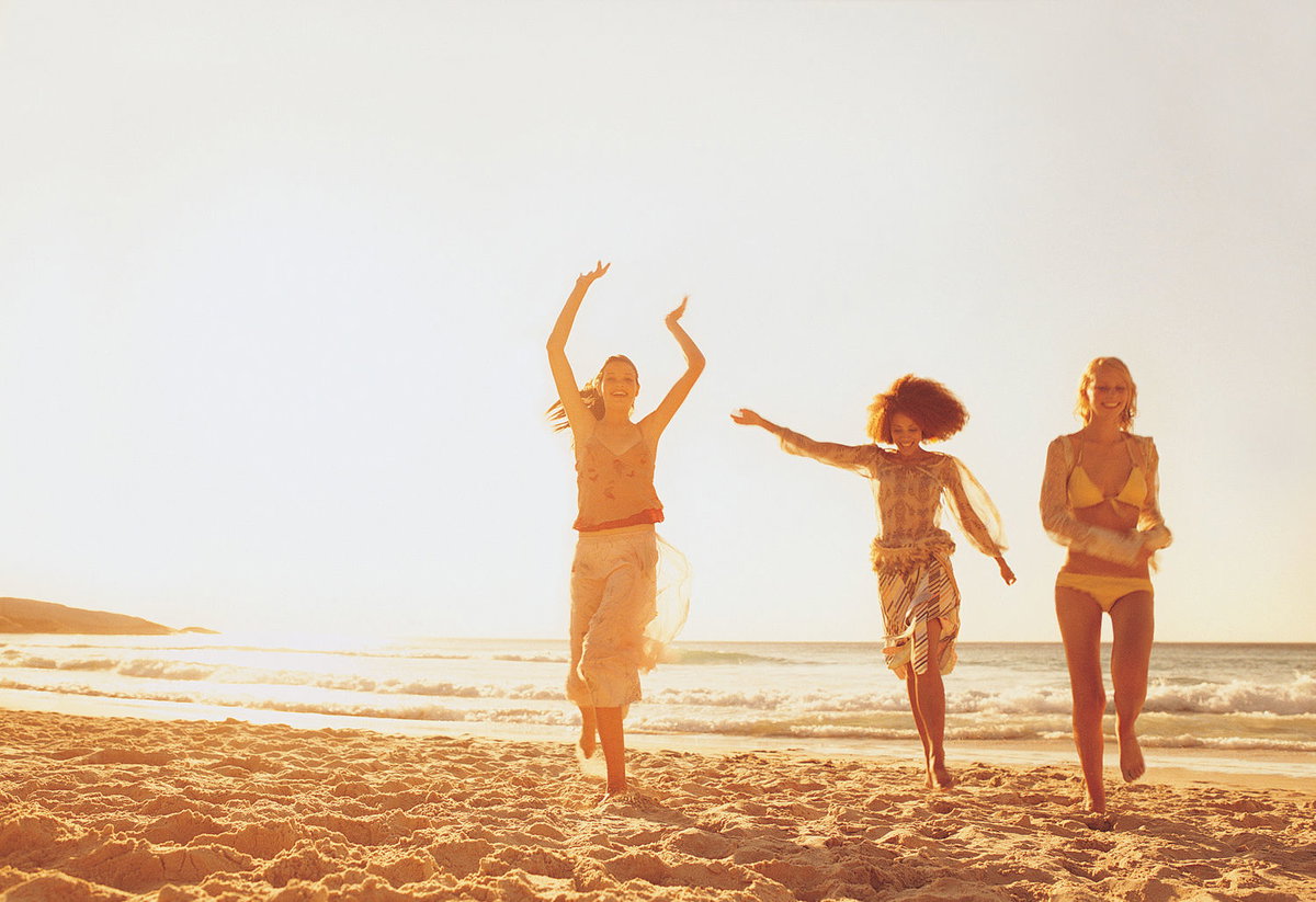 Drei junge Frauen glücklich am Strand