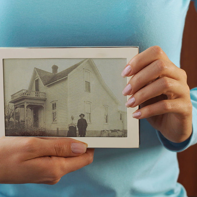 Frau mit nostalgischem Foto