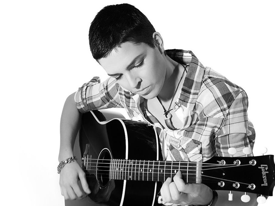 Louise Jacobs mit Gitarre