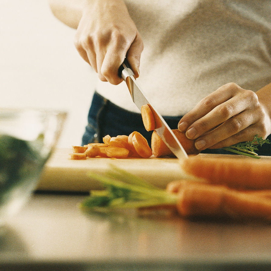Frau kocht vegan