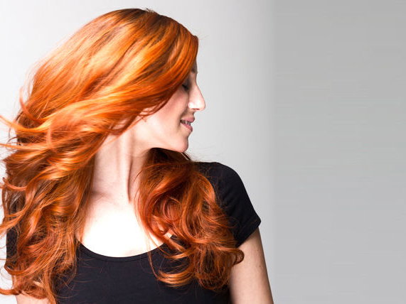 Frau mit roten Haaren