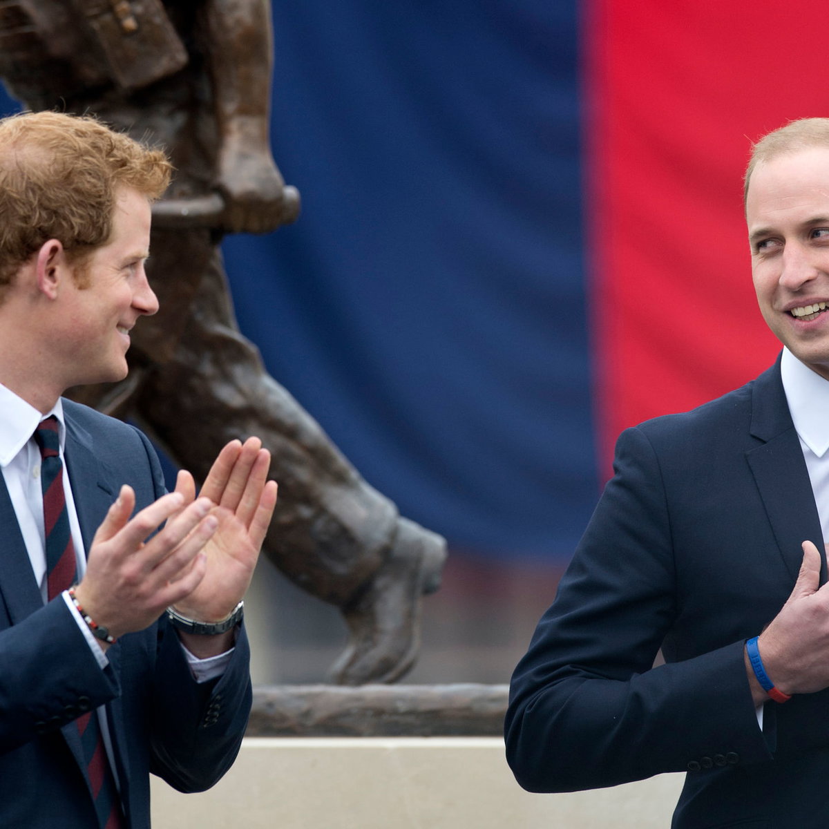 Prinz Harry applaudiert William