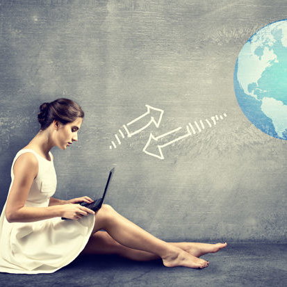 Frau mit Computer kommuniziert mit der Welt
