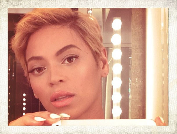 Beyonce mit kurzen Haaren