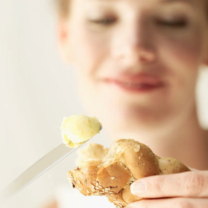 Frau isst Butter