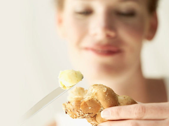 Frau isst Butter