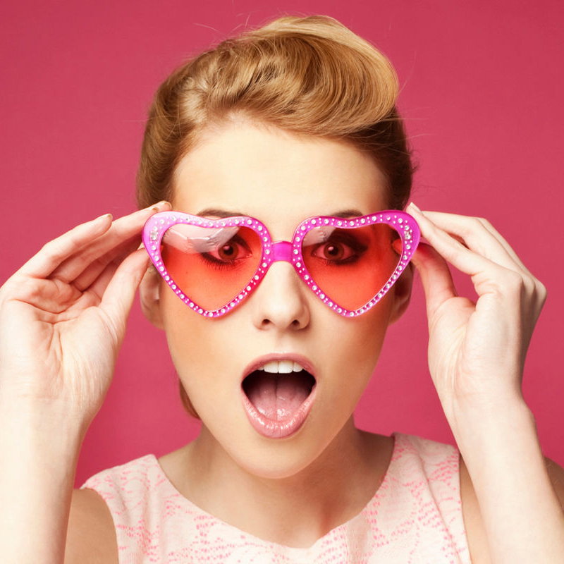 Junge Frau mit rosa Brille