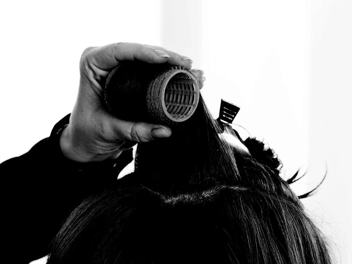 Lockenwickler Haare aufdrehen