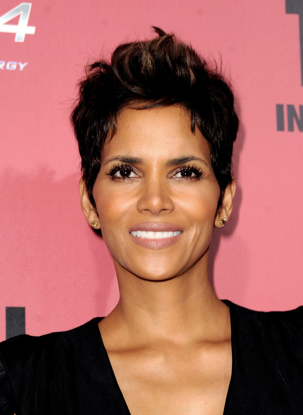 Halle Berry mit kurzen Haaren auf dem roten Teppich.