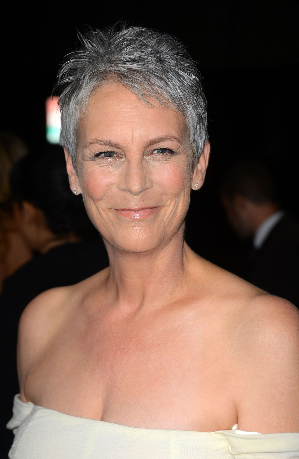 Jamie Lee Curtis mit kurzen Haaren.