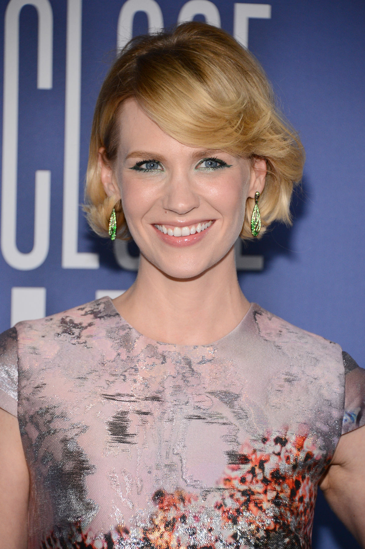 Januay Jones mit blonden kurzen Haaren