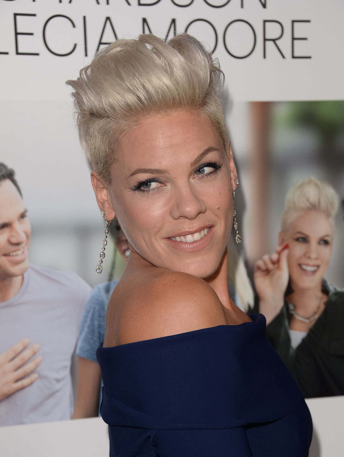 Pink mit einem blauen Kleid und blonden Haaren.