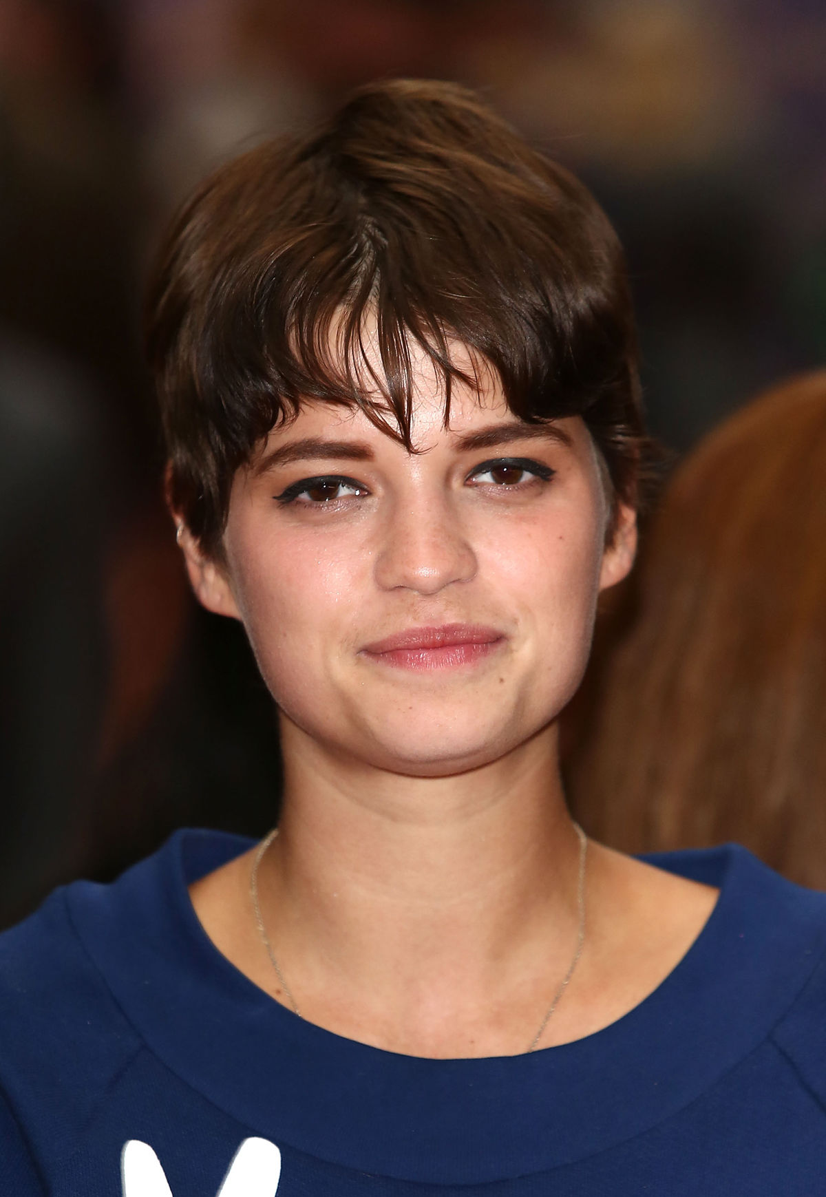 Pixie Geldorf mit kurzen braunen Haaren.