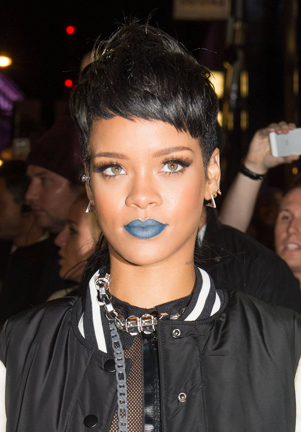 Rihanna mit kurzen Haaren und blauen Lippen.