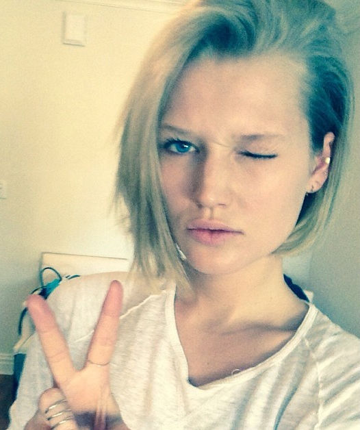 Toni Garrn mit kurzen Haaren.