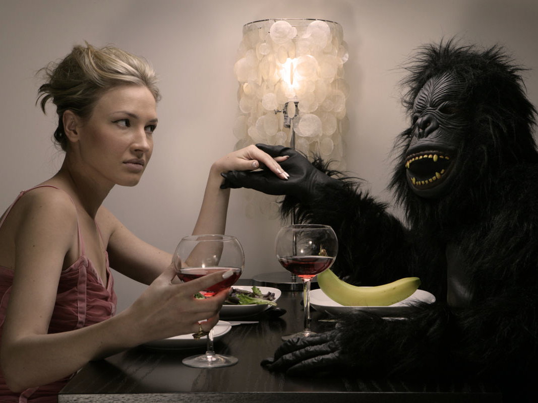 Frau ist Dinner mit einem Gorilla