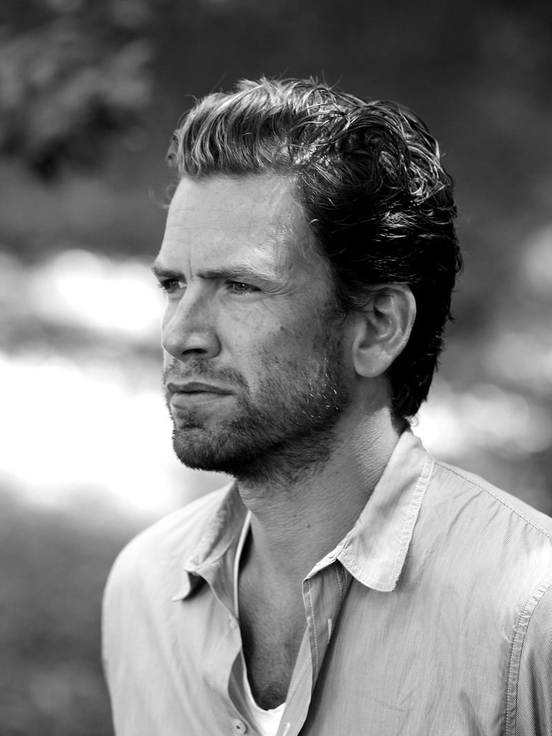 Nikolaj Lie Kaas mit einem Hemd schaut zur Seite.
