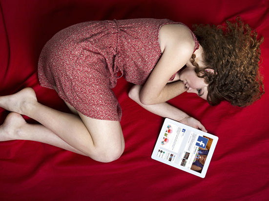 Unglückliche Frau mit Facebook auf dem iPad
