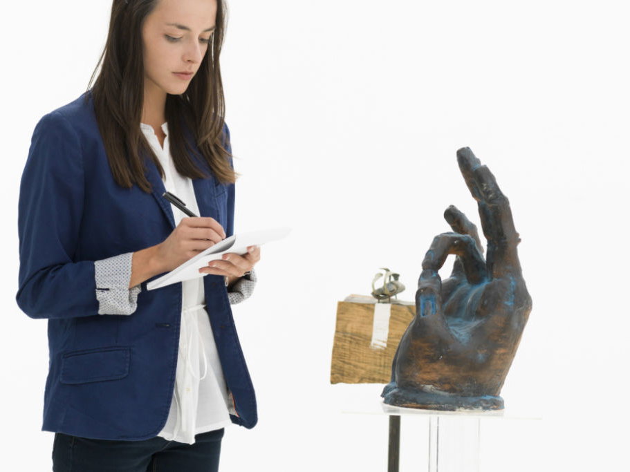 Frau betrachtet moderne Kunst