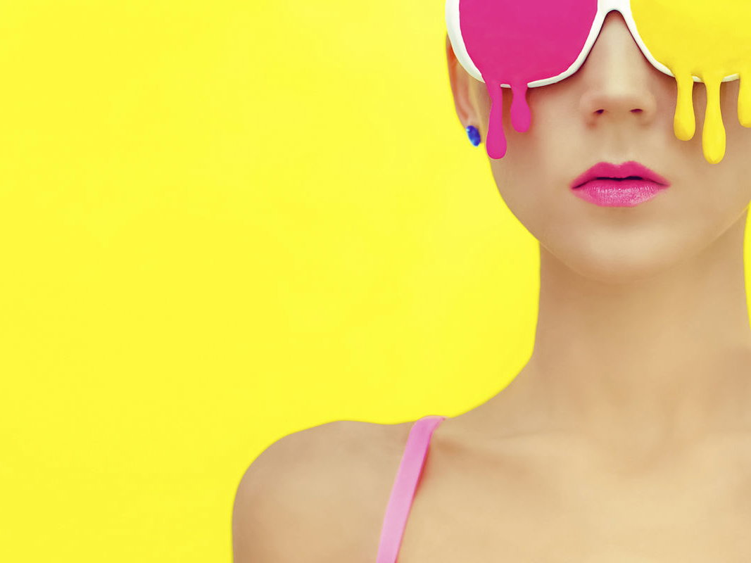 Frau mit bunter Brille